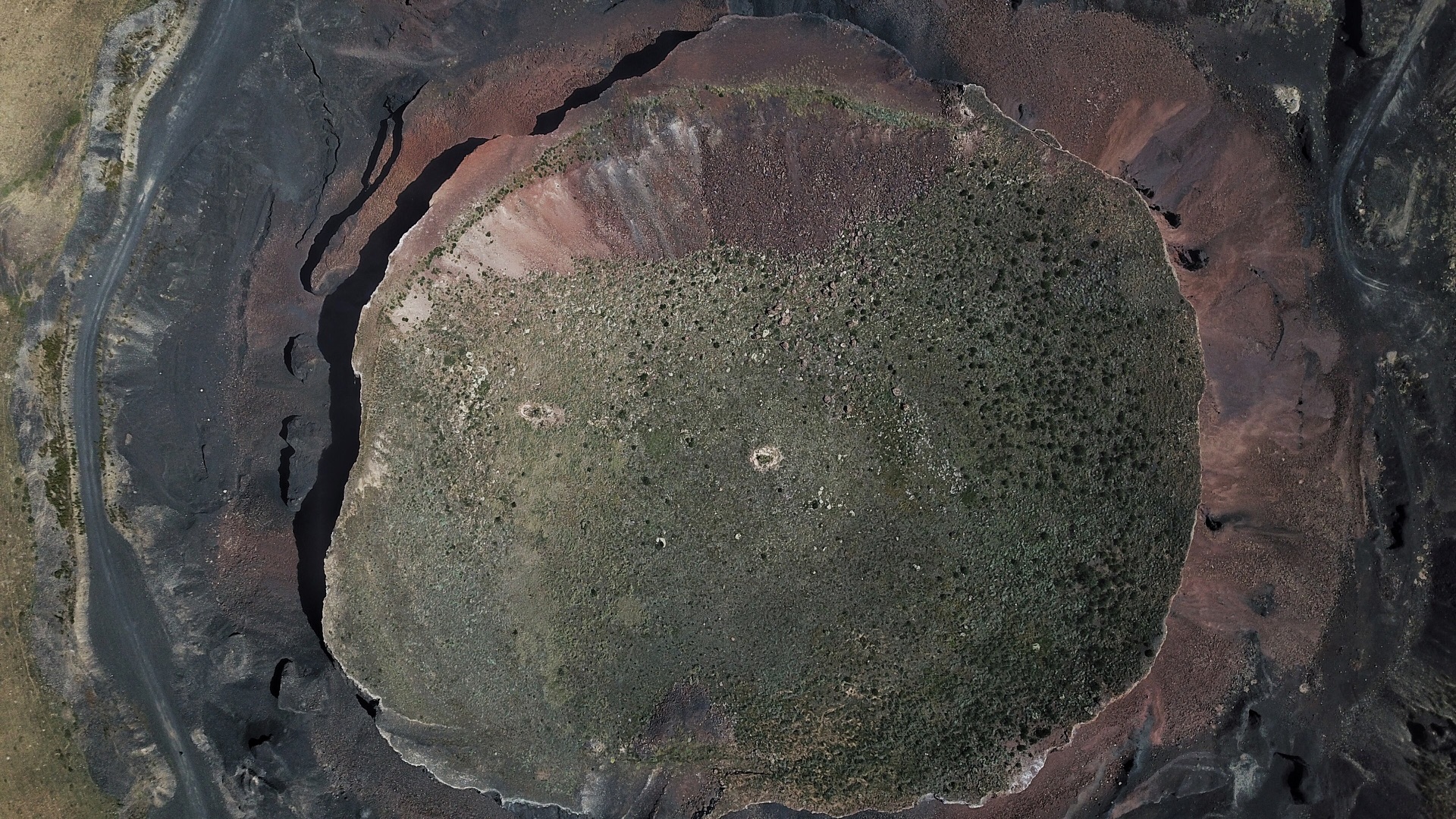 乌兰哈达火山口航拍景观