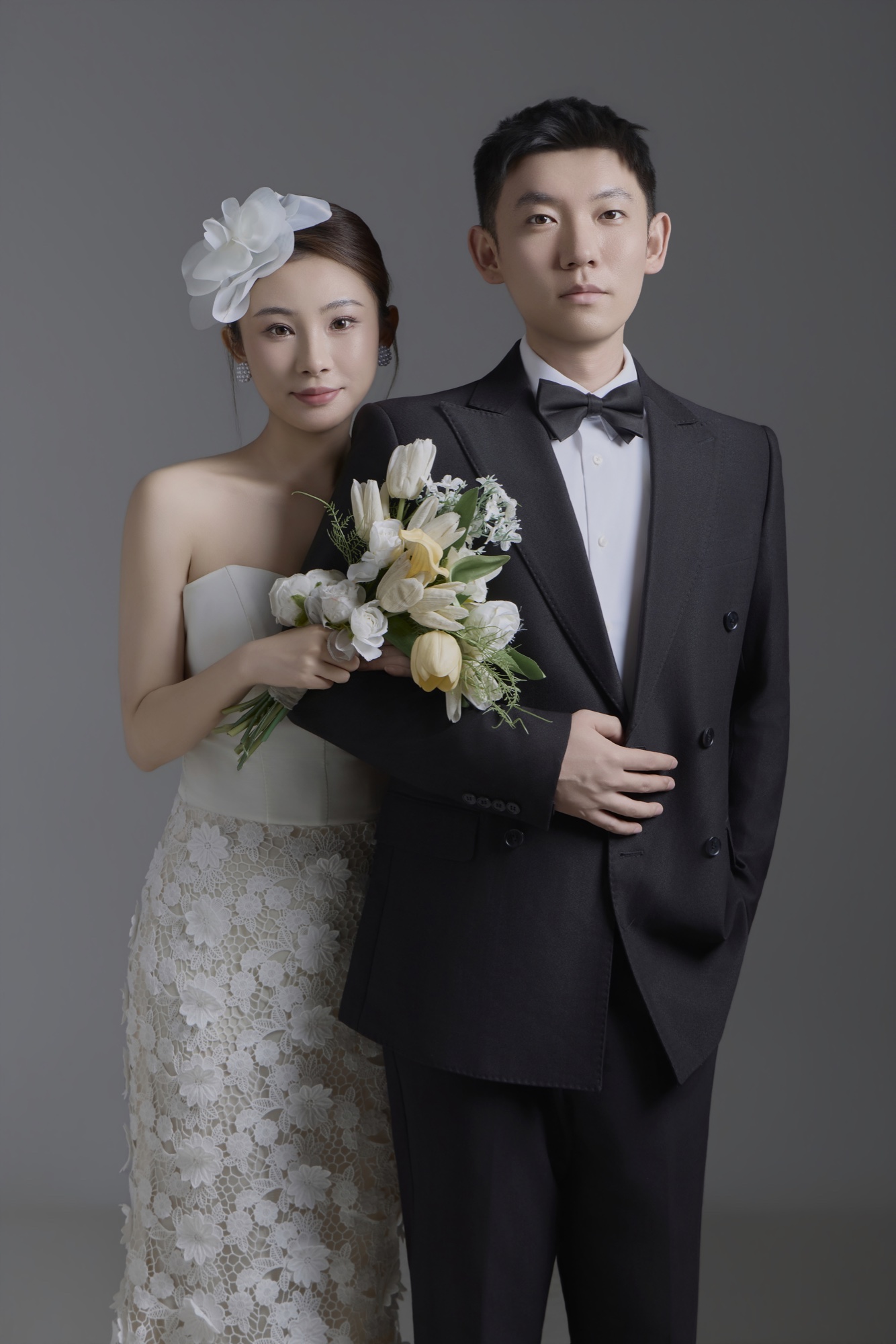 刘亚桐和崔玲玲相依的婚纱照